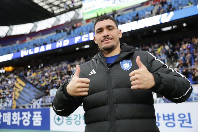 울산 야고가 지난달 28일 강원과 홈경기서 3-1 승리를 거둔 뒤 관중 앞에서 엄지를 치켜세우며 기뻐하고 있다. 사진제공｜한국프로축구연맹