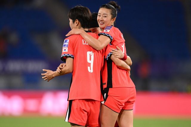 여자축구대표팀 공격수 최유리(오른쪽)가 2일(한국시간) 골드코스트 스타디움서 열린 이란과 2026 여자 아시안컵 조별리그 A조 1차전서 선제골을 터트린 뒤 동료들과 기뻐하고 있다. 사진제공｜대한축구협회