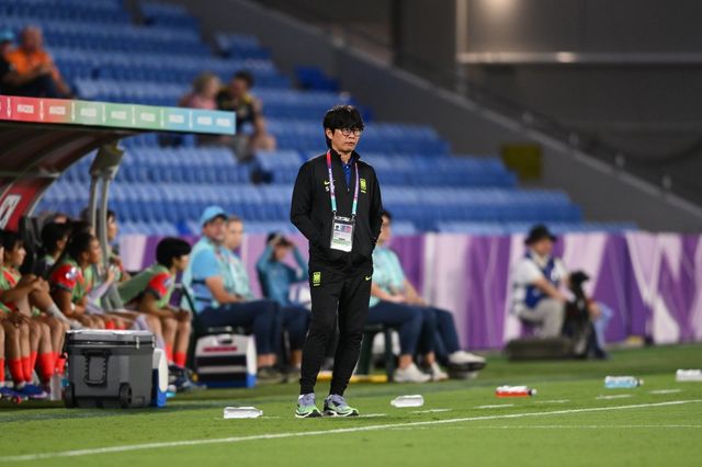 여자축구대표팀 신상우 감독이 2일(한국시간) 골드코스트 스타디움서 열린 이란과&nbsp;2026 여자 아시안컵 조별리그 A조 1차전 도중 그라운드를 바라보고 있다. 사진제공｜대한축구협회