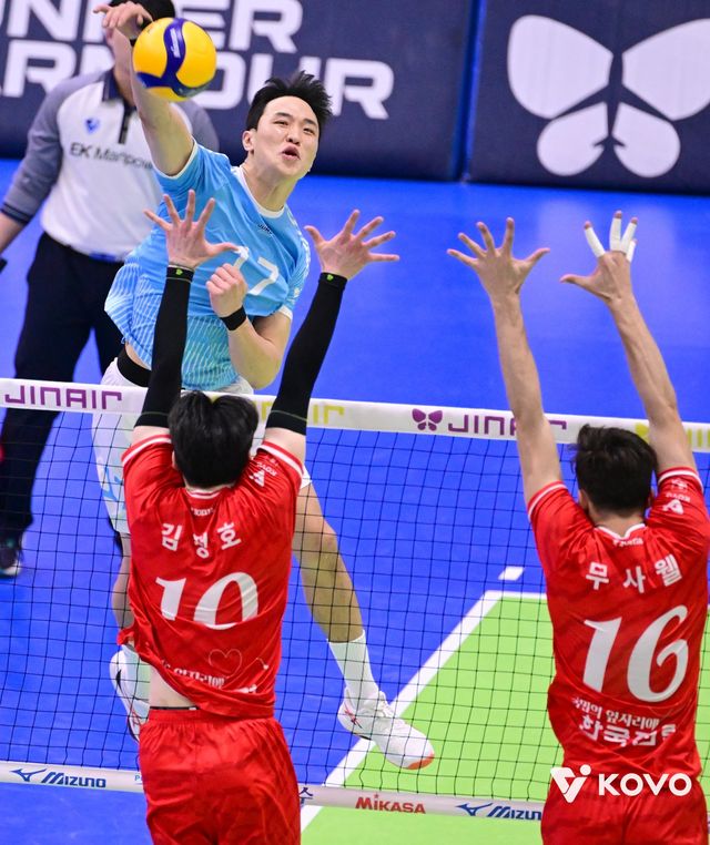 대한항공 임동혁(뒤)이 2일 수원체육관서 열린 한국전력과 V리그 원정경기서 상대 블로커를 뚫고 스파이크를 날리고 있다. 사진제공│KOVO
