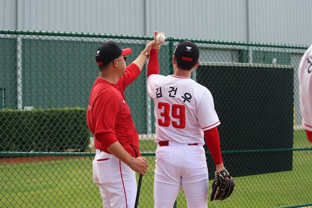 SSG 김건우(오른쪽)는 2026시즌 팀의 2선발을 맡을 전망이다. 그는 스프링캠프서 인상적인 투구로 코치진에 눈도장을 찍고 있다. 사진제공｜SSG 랜더스