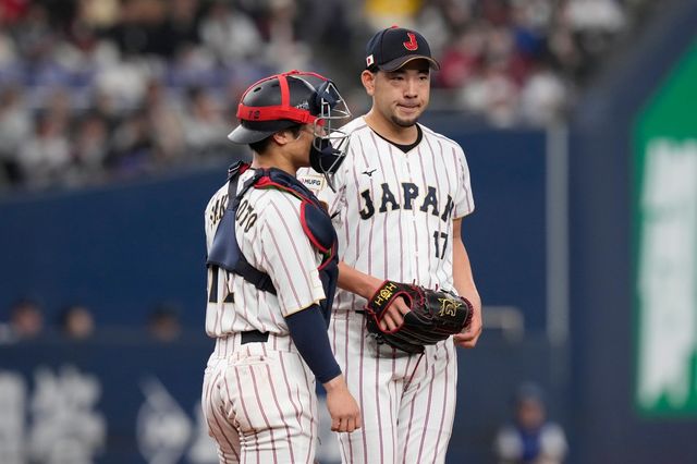 WBC 일본대표팀 좌투수 기쿠치 유세이(오른쪽)가 2일 교세라돔 오사카서 열린 오릭스 버펄로스와 평가전 도중 포수 사카모토 세이시로와 대화를 나누고 있다. 기쿠치는 7일 한국과 WBC 본선 1라운드 선발등판이 유력하다. 오사카ㅣAP뉴시스