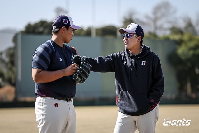 롯데 박진(왼쪽)이 지난달 22일 일본 미야자키 난고스타디움서 열린 세이부와 연습경기를 앞두고 이재율 불펜코치와 대화하고 있다. 사진제공｜롯데 자이언츠