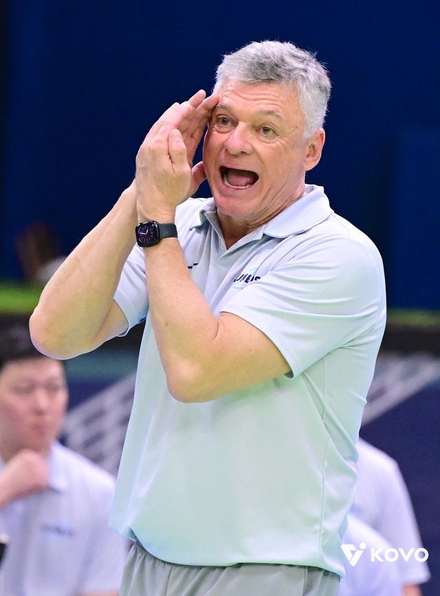 헤난 대한항공 감독)사진)은 2일 수원체육관서 벌어진 한국전력과 원정경기서 세트 스코어 3-1로 이긴 뒤 임동혁을 향한 칭찬과 당부를 모두 남겼다. 사진제공│KOVO