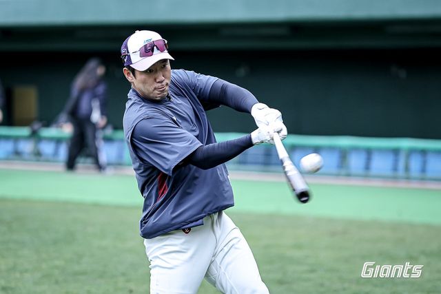 롯데 전준우가 지난달 26일 일본 미야자키 히나타 선마린 스타디움서 열린 스프링캠프 도중 타격 훈련을 소화하고 있다. 사진제공｜롯데 자이언츠