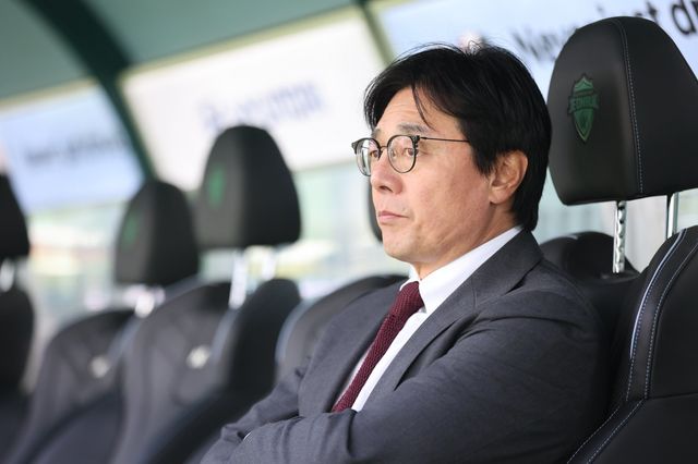 황선홍 대전하나시티즌 감독이 2일 대전월드컵경기장서 열린 안양과 K리그1 홈 개막전을 지켜보며 작전을 구상하고 있다. 사진제공｜한국프로축구연맹