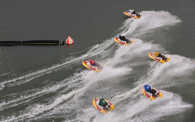 미사경정장에서 출전 선수들이 턴마크를 돌며 경합을 벌이고 있다.