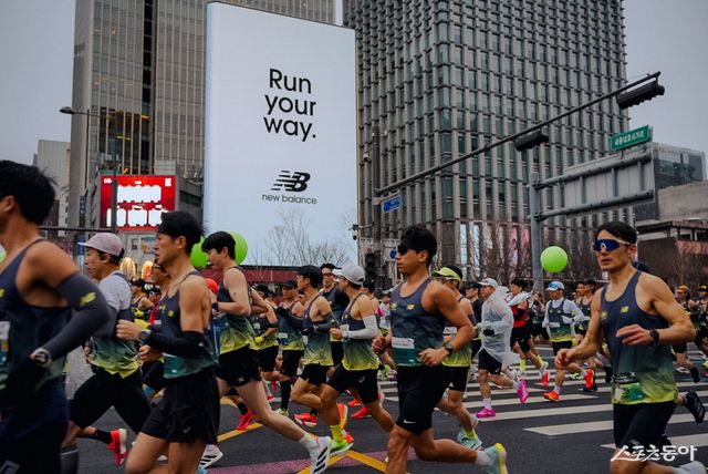 삼일절 연휴의 마지막 날인 2일 광화문광장~잠실종합운동장 코스에서 펼쳐진 ‘2026 런 유어 웨이 하프 레이스 서울’에 참가한 러너들이 힘차게 도심을 달리고 있다. 사진제공｜이랜드월드 뉴발란스