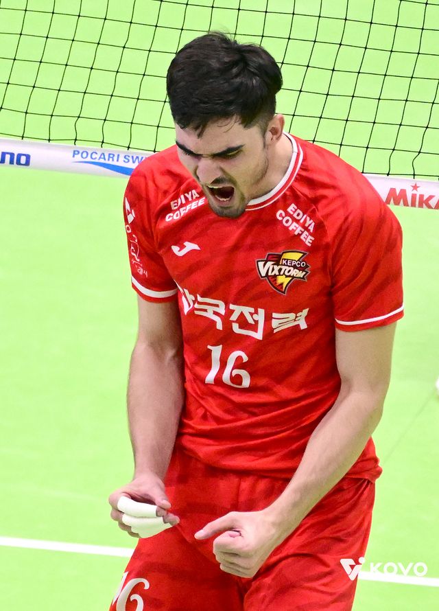 권영민 한국전력 감독은&nbsp;2일 수원체육관서 열린 대한항공과 V리그 홈경기서 세트 스코어 1-3으로 패한 뒤 주전 미들블로커 무사웰(사진)이 라마단 기간이라 식사를 하지 않고 있어 걱정이라고 토로했다. 사진제공│KOVO