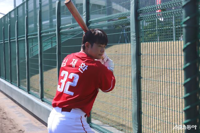 SSG 김재환이 지난달 28일 일본 미야자키 오쿠라하마소고구장서 열린 라쿠텐과 연습경기를 앞두고 타격 훈련을 소화하고 있다. 사진제공｜SSG 랜더스