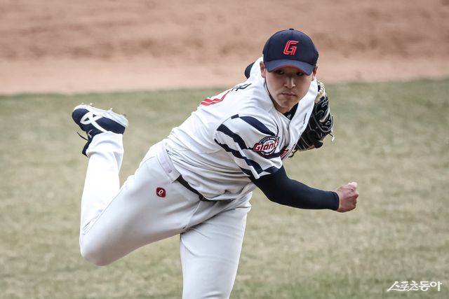 롯데 김태균이 20일 사직구장서 열린 두산과 시범경기서 역투하고 있다. 사진제공｜롯데 자이언츠