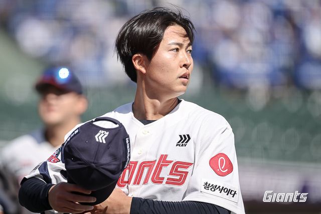 롯데 아시아쿼터 선수 쿄야마 마사야가 20일 사직구장서 열린 두산과 시범경기서 모자를 고쳐 쓰고 있다. 사진제공｜롯데 자이언츠