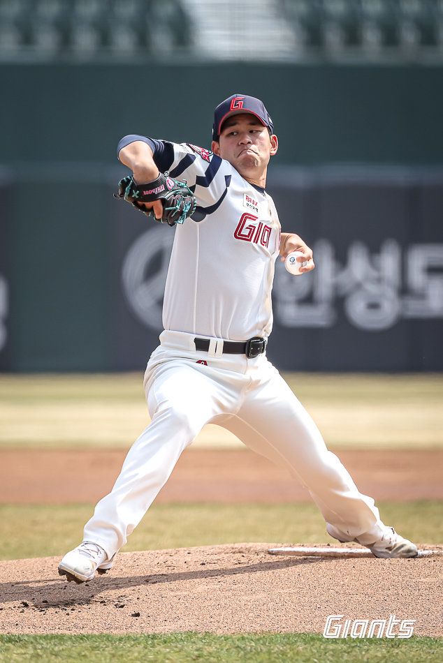 롯데 김진욱이 19일 사직구장서 열린 두산과 시범경기서 역투하고 있다. 사진제공｜롯데 자이언츠