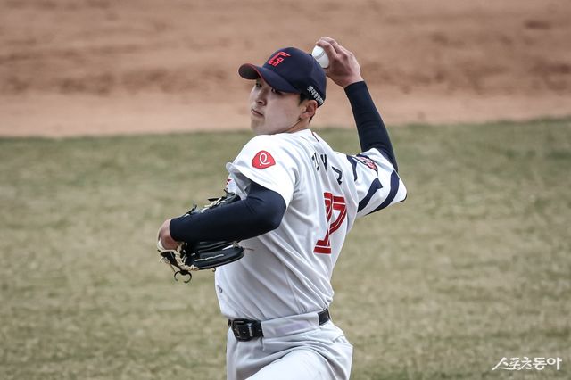 롯데 김태균이 20일 사직구장서 열린 두산과 시범경기서 역투하고 있다. 사진제공｜롯데 자이언츠