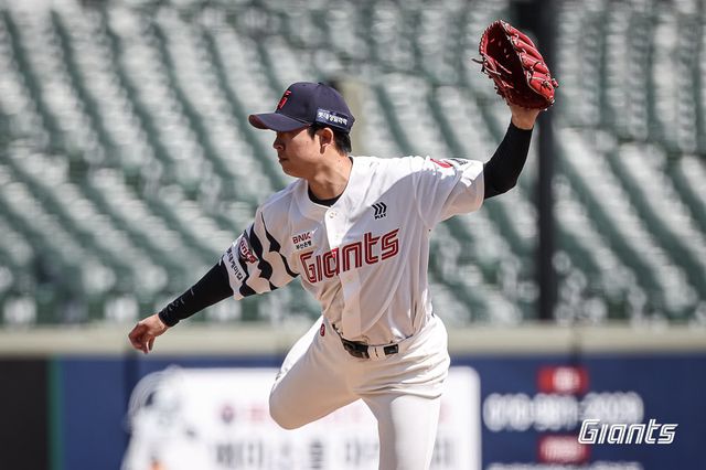 롯데 아시아쿼터 선수 쿄야마 마사야가 20일 사직구장서 열린 두산과 시범경기서 역투하고 있다. 사진제공｜롯데 자이언츠