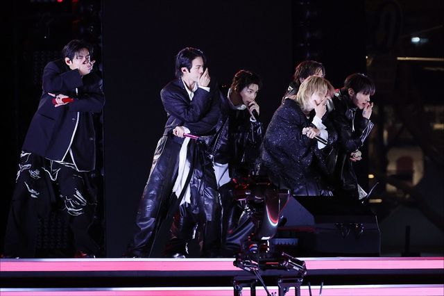 BTS(방탄소년단) 멤버들이 21일 오후 서울 광화문 공연장에서 열린 ‘BTS 컴백 라이브: ARIRANG’ 공연에서 화려한 무대를 선보이고 있다. 사진=뉴스1