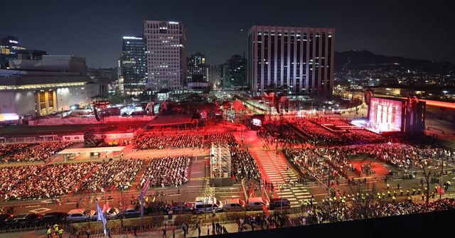21일 오후 8시 서울 광화문광장에서 펼쳐진 방탄소년단의 컴백 공연이 10만 4천여 명의 관객을 동원한 것으로 잠정 집계됐다. 야외 개방 공연 특성을 감안한 추정치로 케이팝 아티스트 단일 공연 사상 최다 관객 동원에 부합한다. 사진|뉴시스