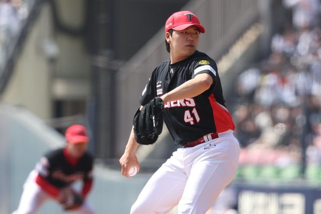 KIA 황동하가 22일 잠실구장서 열린 ‘2026 신한 SOL KBO리그’ 시범경기 두산전서 힘차게 공을 던지고 있다. 사진제공｜KIA 타이거즈