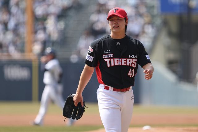 KIA 황동하가 22일 잠실구장서 열린 ‘2026 신한 SOL KBO리그’ 시범경기 두산전서 이닝을 마무리한 뒤 마운드를 내려오고 있다. 사진제공｜KIA 타이거즈