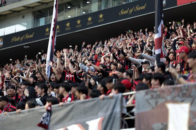 서울 팬들이 22일 서울월드컵경기장에서 열린 광주와 K리그1 홈경기에서 화끈한 골 퍼레이드에 기뻐하고 있다. 사진제공｜한국프로축구연맹