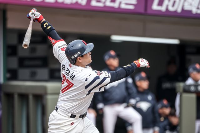 롯데 유강남이 22일 부산 사직구장서 열린 ‘2026 신한 SOL 뱅크 KBO리그’ 한화와 시범경기에 6번타자 포수로 선발출전해 3회말 2사 1·2루 찬스서 3점홈런을 터트리고 있다. 사진제공｜롯데 자이언츠