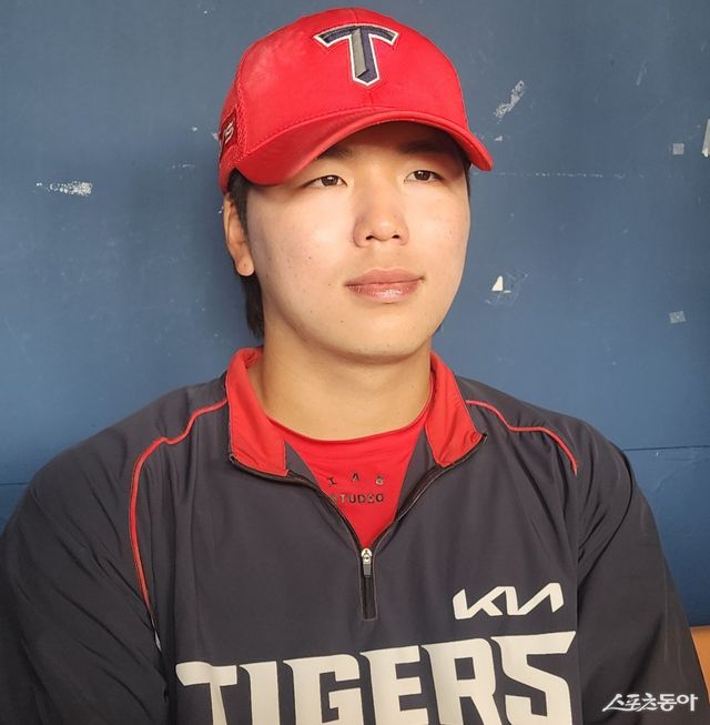 KIA 황동하가 22일 잠실구장서 열린 ‘2026 신한 SOL KBO리그’ 시범경기 두산과 경기를 마친 뒤 자신의 투구를 돌아보고 있다. 잠실=박정현 기자