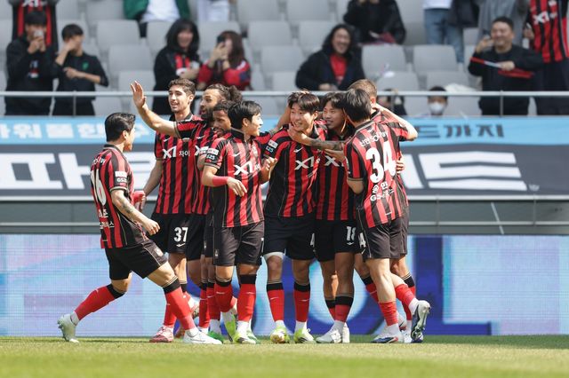 서울 손정범(가운데)이 22일 서울월드컵경기장에서 열린 광주와 K리그1 홈경기에서 전반 초반 헤더골을 터트린 뒤 동료들의 축하를 받고 있다. 사진제공｜한국프로축구연맹