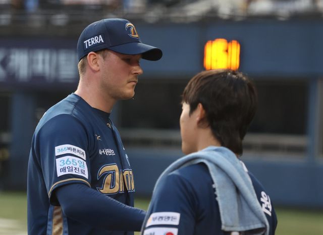 NC 라일리 톰슨(왼쪽)은 21일 수원 KT전서 왼쪽 옆구리 통증을 느끼며 스스로 마운드를 내려갔다. 옆구리 부상으로 2026시즌 개막전 선발등판이 무산됐다. 뉴시스