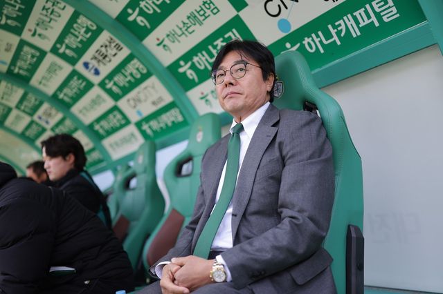 황선홍 대전하나 감독이 21일 대전월드컵경기장에서 열린 전북과 K리그1 5라운드 홈경기를 지켜보고 있다. 사진제공｜한국프로축구연맹