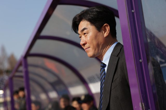 윤정환 인천 감독은 22일 안양종합운동장서 열린 안양과 원정경기서 1-0으로 이겨 시즌 첫 승을 따낸 뒤 가슴을 쓸어내렸다. 사진제공│한국프로축구연맹