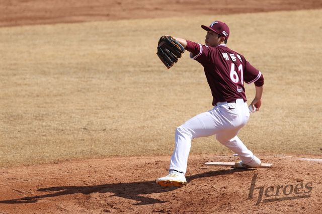 키움 배동현이 22일 인천SSG랜더스필드서 열린 SSG와 시범경기서 4이닝을 1볼넷 7탈삼진 무실점으로 막고 선발 진입에 청신호를 켰다. 사진제공｜키움 히어로즈