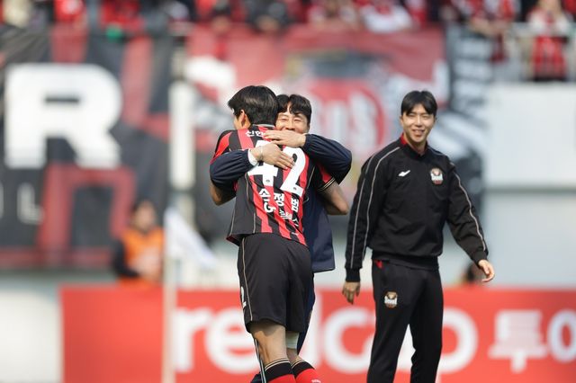 서울 손정범(42번)이 22일 서울월드컵경기장에서 열린 광주와 K리그1 홈경기에서 득점하자 김기동 감독이 따스하게 안아주고 있다. 사진제공｜한국프로축구연맹