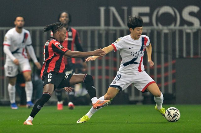 이강인(오른쪽)이 22일(한국시간) 프랑스의 알리안츠 리베이라에서 열린 니스와 원정경기서 상대 수비수를 따돌리고 드리블을 하고 있다. 니스│AP뉴시스