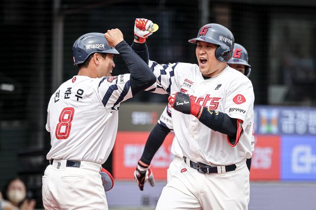 롯데 유강남(오른쪽)이 22일 부산 사직구장서 열린 ‘2026 신한 SOL 뱅크 KBO리그’ 한화와 시범경기에 6번타자 포수로 선발출전해 3회말 2사 1·2루 찬스서 3점홈런을 터트린 뒤 팀 동료 전준우와 함께 환호하고 있다. 유강남의 멀티포를 앞세운 롯데가 한화를 10-6으로 꺾었다. 사진제공｜롯데 자이언츠