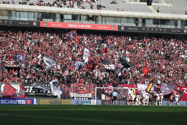 서울이 창단 첫 개막 4연승을 질주했다. 서울과 광주의 K리그1 맞대결이 열린 22일 서울월드컵경기장에는 올 시즌 K리그 최다 2만4122명이 스탠드를 가득 채웠다. 사진제공｜한국프로축구연맹
