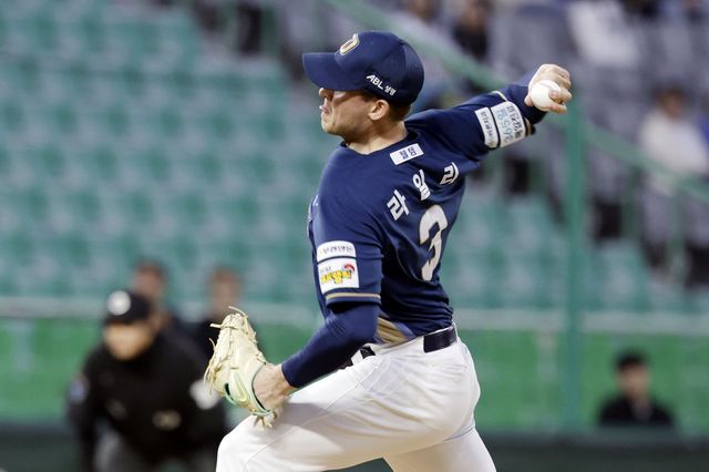 NC 라일리 톰슨은 21일 수원 KT전서 왼쪽 옆구리 통증을 느끼며 스스로 마운드를 내려갔다. 옆구리 부상으로 2026시즌 개막전 선발등판이 무산됐다. 뉴시스