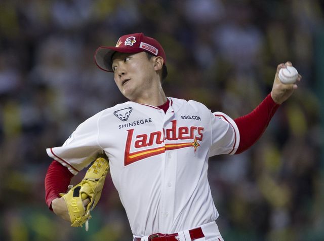 SSG 김건우는 올해 2차례 시범경기서 10이닝 1실점의 호투를 펼쳐 활약을 기대케 했다. 뉴시스