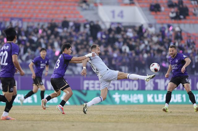 인천 무고사(오른쪽 2번째)가 22일 안양종합운동장에서 열린 안양과 원정 경기 도중 상대 수비의 경합을 이겨내고 공을 지키고 있다. 사진제공│한국프로축구연맹