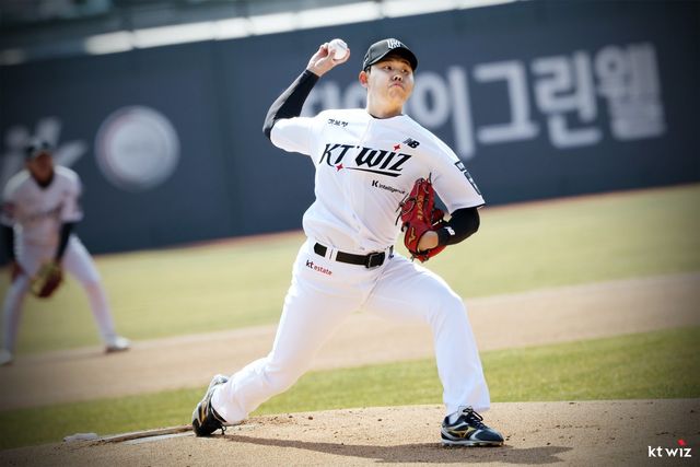 KT 소형준이가 21일 수원KT위즈파크서 열린 ‘2026 신한 SOL 뱅크 KBO리그’ NC와 시범경기에 선발등판해 힘차게 공을 던지고 있다. 사진제공｜KT 위즈
