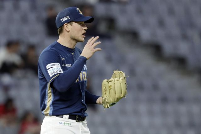 NC 라일리 톰슨은 21일 수원 KT전서 왼쪽 옆구리 통증을 느끼며 스스로 마운드를 내려갔다. 옆구리 부상으로 2026시즌 개막전 선발등판이 무산됐다. 뉴시스