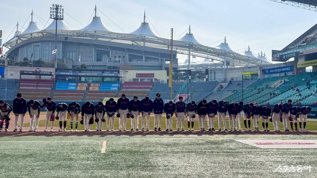 롯데 선수들이 23일 인천SSG랜더스필드서 열린 SSG전서 5-2 승리로 시범경기 1위를 확정한 뒤 팬들에게 인사하고 있다. 사진제공｜롯데 자이언츠