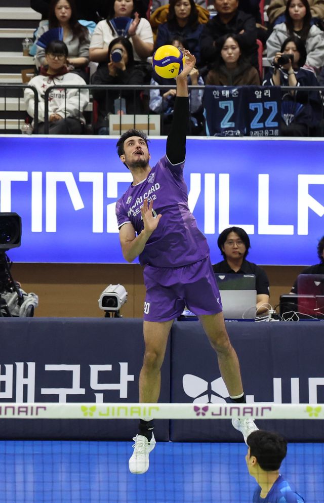 드라마틱한 시즌 막바지 행보로 준PO 티켓을 거머쥔 우리카드는 외국인 주포 아라우조가 터져야 더 높은 무대를 바라볼 수 있다. 사진제공｜KOVO