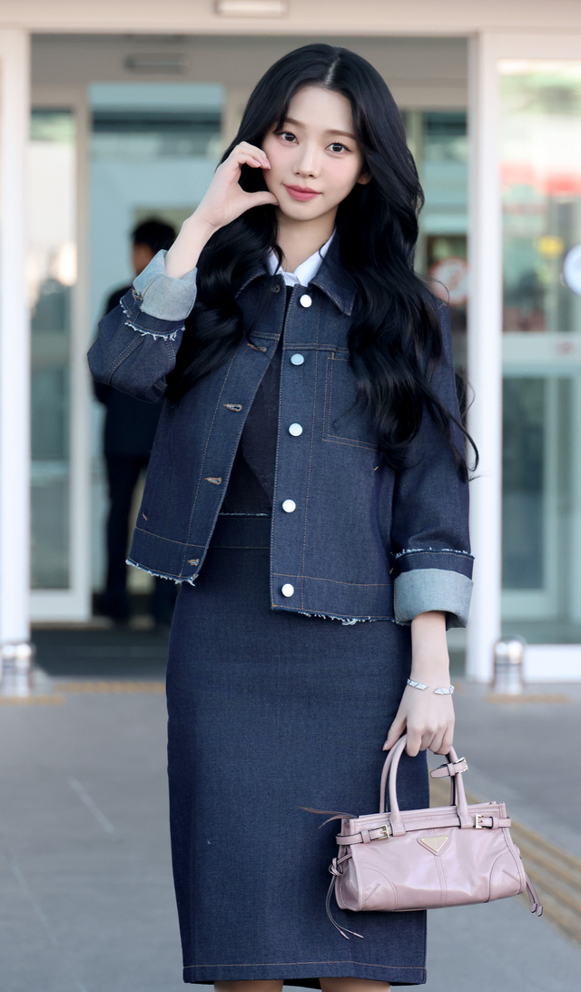 에스파 카리나가 선택한 청청패션. 데님 온 데님 조합에 톤 차이와 실루엣 균형으로 단조로움은 줄이고 멋은 살렸다. 사진제공 | 프라다