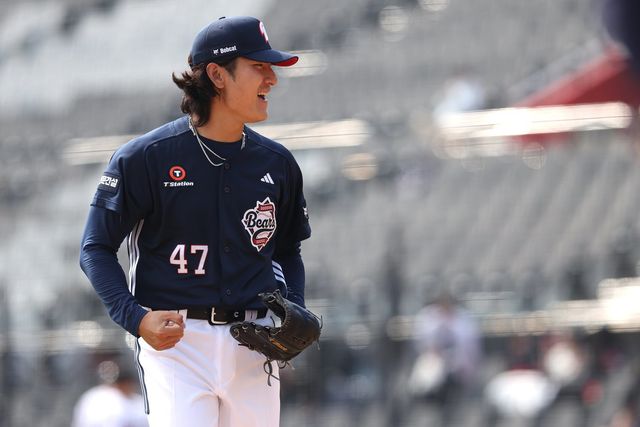 두산 곽빈이 23일 수원KT위즈파크서 열린 KT와 시범경기서 이닝을 마친 뒤 만족감을 드러내고 있다. 사진제공｜두산 베어스