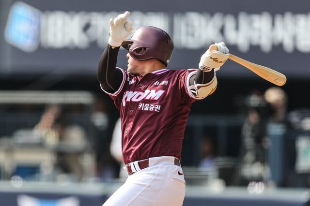 키움 안치홍이 23일 잠실구장서 열린 ‘2026 신한 SOL 뱅크 KBO리그’ LG와 시범경기에 2번 지명타자로 선발출전해 힘차게 스윙을 하고 있다. 사진제공｜키움 히어로즈