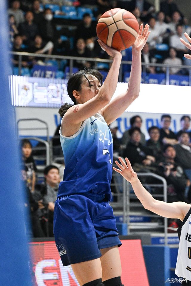 신한은행 신지현이 23일 인천도원체육관서 열린 KB스타즈전 도중 슛을 시도하고 있다. 사진제공｜WKBL