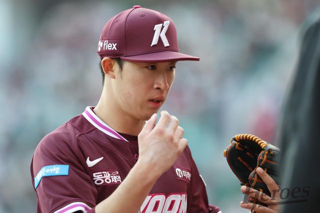 키움 배동현이 22일 인천SSG랜더스필드서 열린 SSG와 시범경기에 선발투수로 등판해 이닝을 실점 없이 마무리한 뒤 덕아웃으로 들어가며 동료들의 격려를 받고 있다. 사진제공｜키움 히어로즈