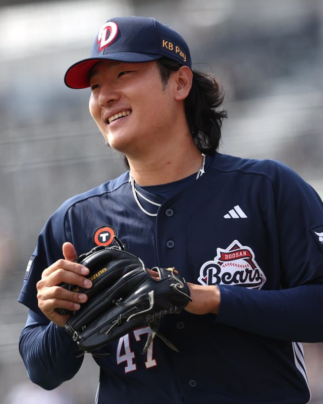 두산 곽빈이 23일 수원KT위즈파크서 열린 KT와 시범경기서 이닝을 마친 뒤 만족감을 드러내고 있다. 사진제공｜두산 베어스