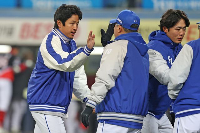 삼성 양창섭(왼쪽 첫 번째)이 23일 대구삼성라이온즈파크서 열린 ‘2026 신한 SOL KBO리그’ 시범경기 KIA와 홈경기가 끝난 뒤 박진만 감독과 하이파이브를 하고 있다. 사진제공｜삼성 라이온즈