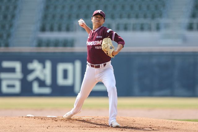 키움 하영민이 23일 잠실구장서 열린 ‘2026 신한 SOL 뱅크 KBO리그’ LG와 시범경기에 선발투수로 등판해 힘차게 공을 던지고 있다. 사진제공｜키움 히어로즈